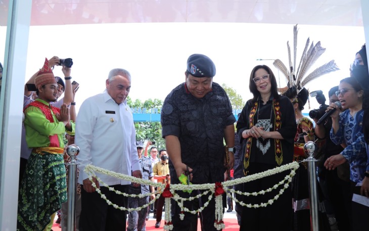 Kepala BNN RI, Dr. Petrus Reinhard Golose saat pemotongan pita didampingi Gubernur Kalimantan Timur, Dr. Ir. H. Isran Noor, M.Si., beserta para pejabat BNN, pada Rabu 9 November 2022.