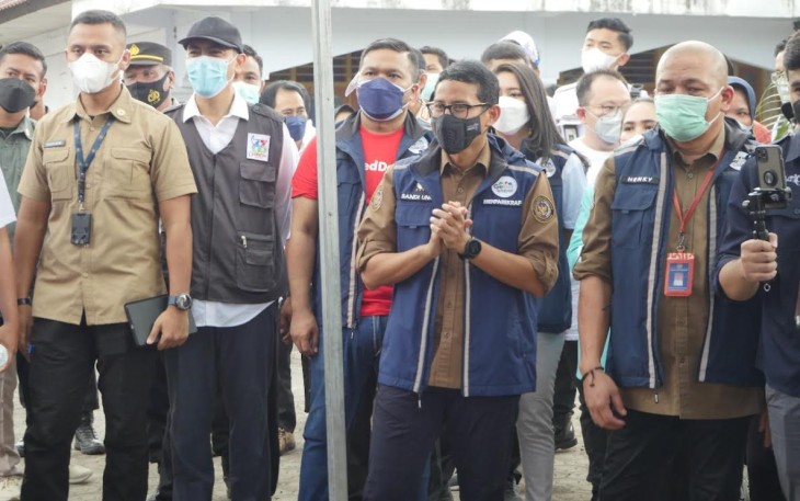 Director of Government Relations RedDoorz Indonesia, Firry Wahid (berkaos merah) ikut mendampingi Menteri Pariwisata dan Ekonomi Kreatif, Sandiaga Uno (tengah, berkacamata) untuk meninjau mobil vaksin keliling di Desa Pengengat, Nusa Tenggara Barat (NTB), pada Rabu (12/1).
