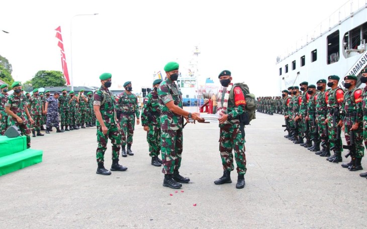 Pangdam VI/Mulawarman saat menyambut Kepulangan Prajurit Satgas Pamtas Mobile Yonif Raider 613/Raja Alam di Balikpapan
