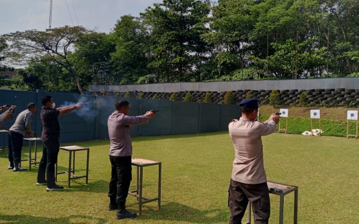 Latihan Menembak 