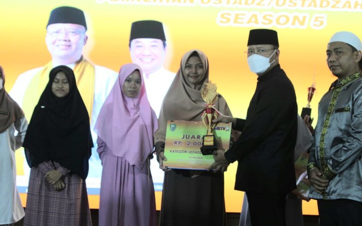 Gubernur Bengkulu Rohidin Mersyah saat memberikan piala dan uang pembinaan untuk juara 1 kategori ustadzah Remaja (Pintar) 2022 Season 5, di Gedung Daerah Bengkulu, Selasa (26/4). 