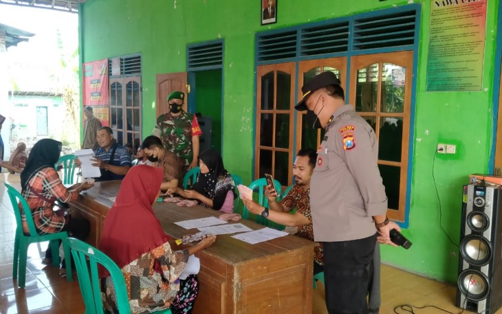 Serda Joko Priyanto bersama bhabinkamtibmas saat Kawal Penyaluran BLT BBM di Wilayah Binaannya 