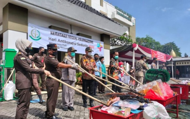 Kajari Tulungagung saat Musnahkan Barang Bukti dari 116 Perkara Tahun 2022