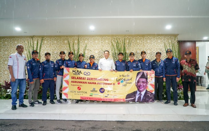  Bamsoet saat melepas secara simbolik para atlet balap sepeda MULA Cycling, di Jakarta, Jumat (7/10/22).