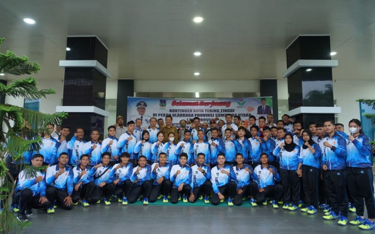 Pj Walikota saat Lepas Atlet Kontingen Kota Tebing Tinggi Pada Porprovsu XI Tahun 2022
