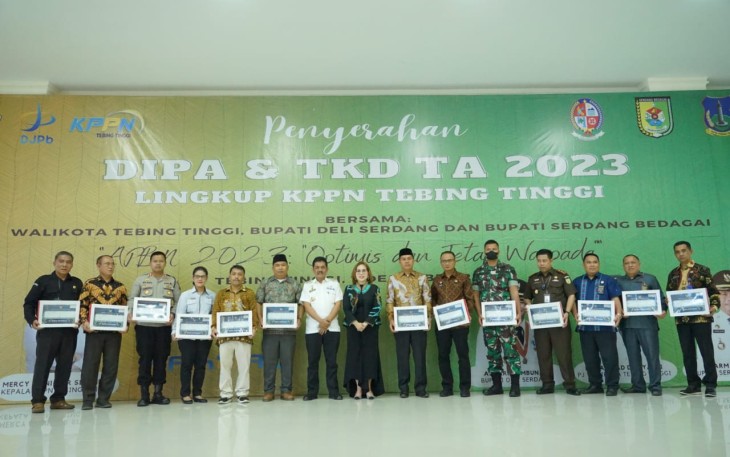 Pj Wali Kota Tebing Tinggi Muhammad Dimiyathi saat Penyerahan DIPA (Daftar Isian Pelaksanaan Anggaran) dan TKD (Transfer Ke Daerah) Tahun Anggaran (TA) 2023, oleh KPPN (Kantor Pelayanan Perbendaharaan Negara) Kota Tebingtinggi kepada Pemko Tebingtinggi, Rabu (7/12/2022), di gedung Balai Kartini Convention Center and Public Services, Jalan Gunung Leuser BP7.