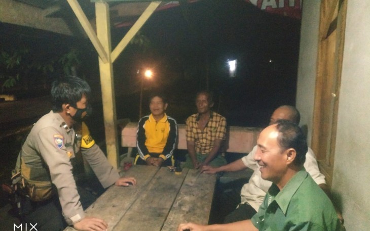 Bhabinkamtibmas Polres Kaur saat Sambangi Warga