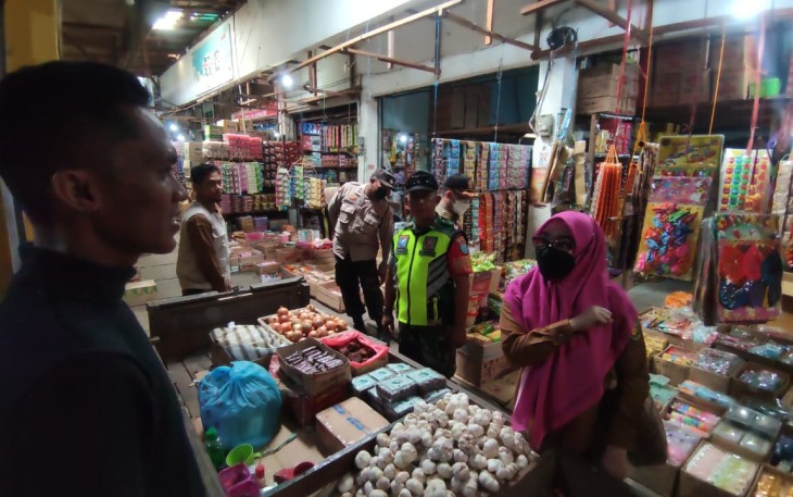 Anggota Kodim 1016 Palangka Raya Bersama Tim Satgas Pangan Sidak Pasar Tradisional 