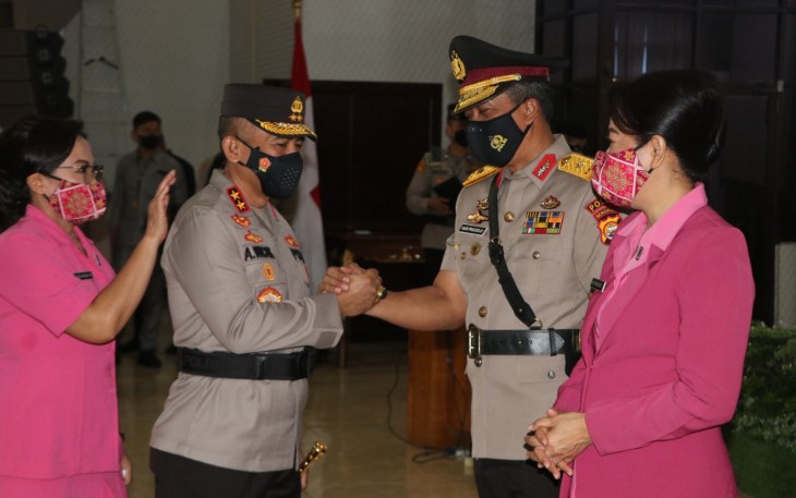Kapolda Bengkulu Irjen Pol Drs. Agung Wicaksono, M.Si., (kiri) saat memberi ucapan selamat kepada Brigjen Pol Drs. Umardani, M.Si., hari ini (10/05/05) di Aula Adem Mapolda Bengkulu.