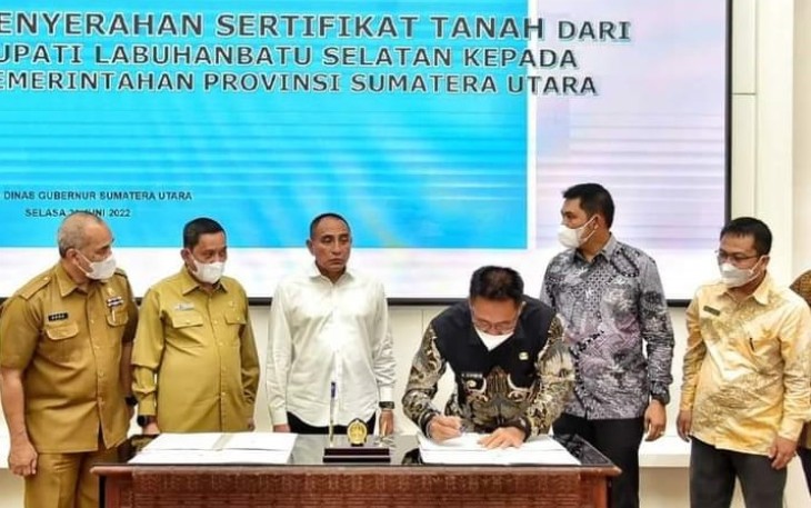 Bupati Labuhanbatu Selatan H Edimin saat Hibahkan Lahan 5.000 Meter kepada Pemerintah Provinsi (Pemprov) Sumut untuk Kantor Samsat, Selasa (21/06). 
