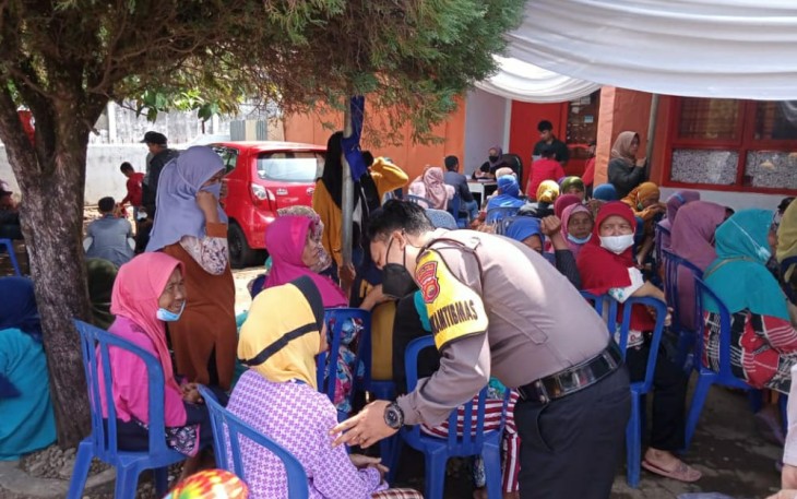 Polsek Pondok Kelapa Giat Pengawalan Penyaluran BSS Kemensos
