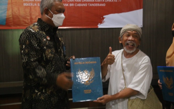 Kepala Kantor Wilayah Kemenkumham Banten Tejo Harwanto saat lakukan Pemberian Paspor Gratis, Kamis (18/08).
