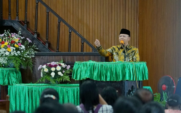 Gubernur Rohidin Mersyah saat hadiri doa syukur dan penggalangan dana pensiun Huria Kristen Batak Protestan (HKBP) di Gereja HKBP Lingkar Barat Kota Bengkulu, Jumat (29/7). 