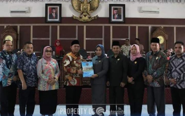 Bupati Labuhanbatu dr. H. Erik Adtrada Ritonga MKM, dan Wakil Bupati Labuanbatu Hj. Ellya Rosa Siregar, S.Pd,MM saat mengikuti Rapat Paripurna DPRD