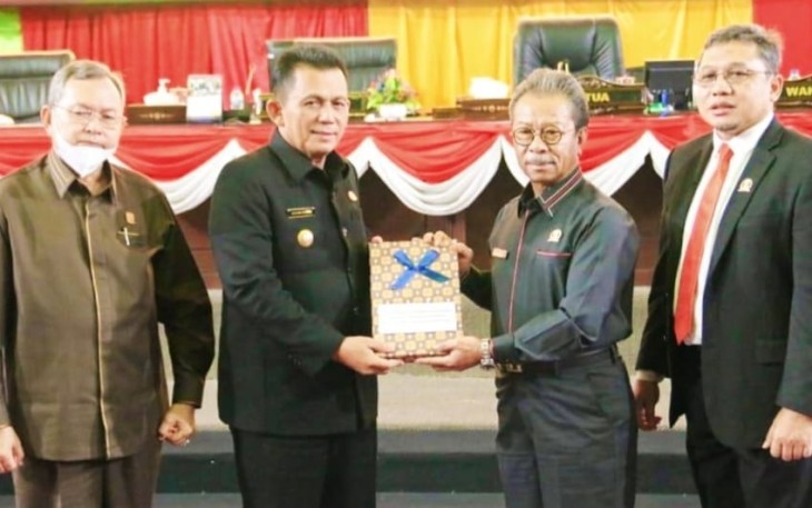 Gubernur Kepulauan Riau H. Ansar Ahmad saat hadir langsung pada Sidang Paripurna yang dipimpin oleh Ketua DPRD Kepri Jumaga Nadeak, di Ruang Rapat Sidang Utama DPRD Provinsi Kepri, Rabu (23/11).