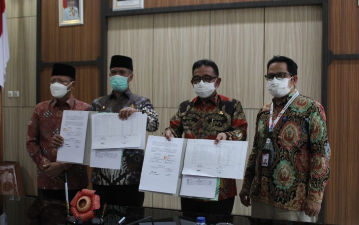 Serah Terima Aset P3D (Personil, Pembiayaan Sarana  Prasarana dan Dokumen) antara Pemkab Rejang Lebong dan Pemkab Kepahiang, di Ruang Rapat Lantai III Kantor Gubernur Bengkulu, Kamis (24/3). 