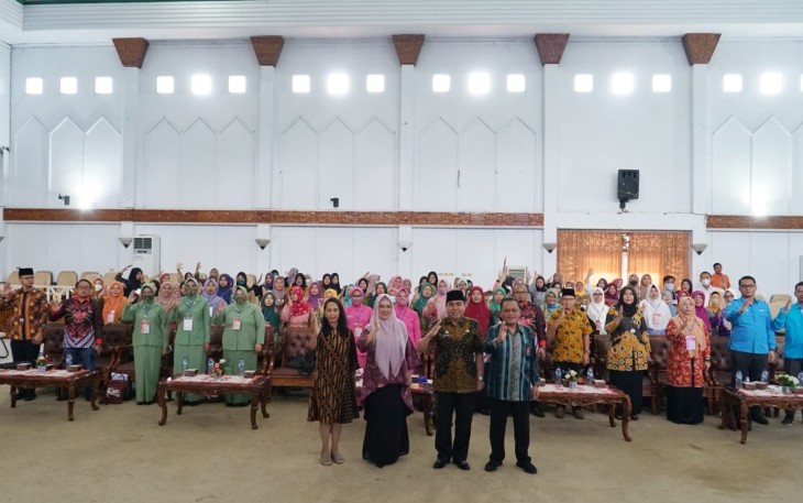 Ketua TP PKK Provinsi Bengkulu Derta Wahyulin Rohidin saat jadi narsum pada acara Kegiatan Perempuan Teladan, Optimis dan Produktif (TOP), di aula Gedung Serba Guna Kantor Gubernur Bengkulu, Kamis (1/9).  