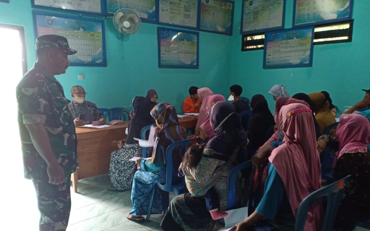 Serma Edi Sakuan saat Dampingi Pendistribusian BLT BBM dan BLT Sembako