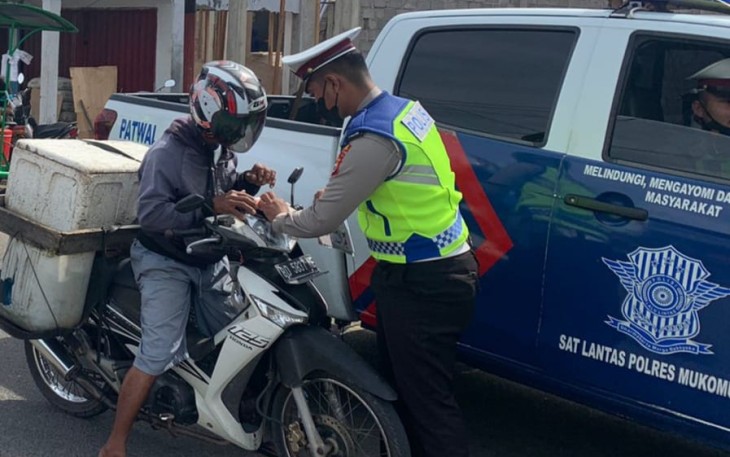Satgas Preemtif Ops Keselamatan Polres Mukomuko Bagikan Masker dan Stiker
