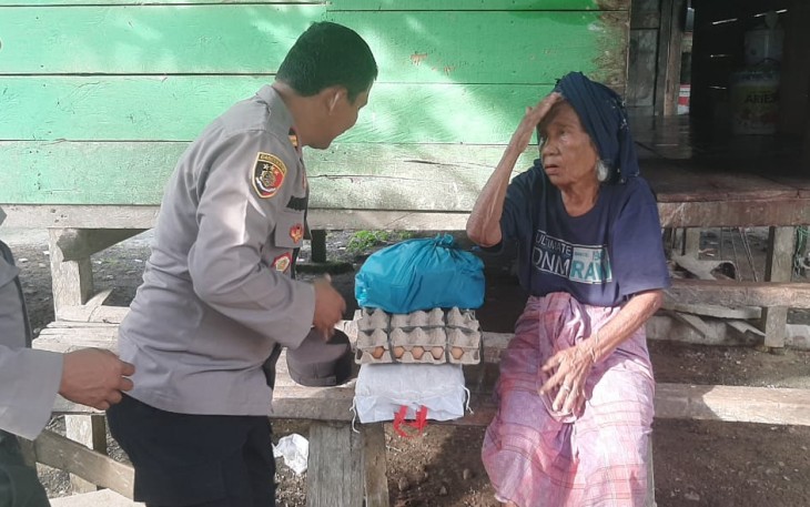 Kapolsek Julok Polres Aceh Timur saat Berikan Sembako ke Warga Sakit Menahun