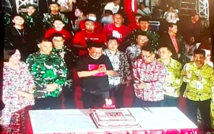 Walikota Bitung saat meniup lilin HUT Kota Bitung ke-32 yang diiringi dengan lagu selama ulang tahun oleh group band Jamrud.