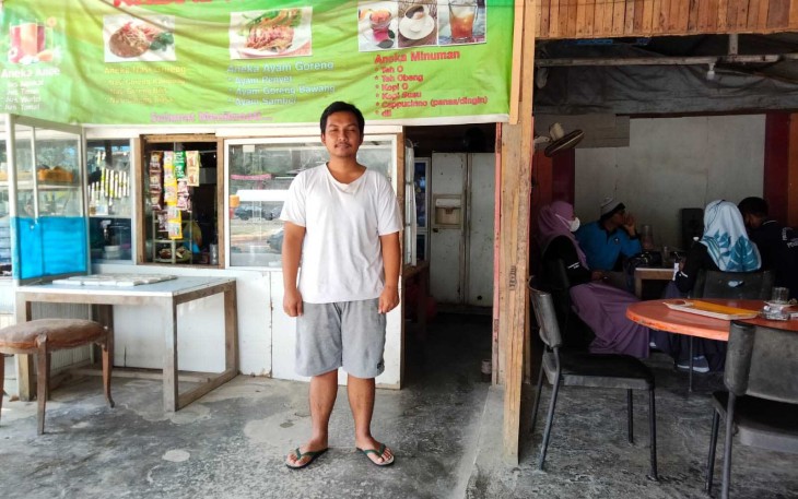 Ninuk, salah seorang pedagang kedai kopi
