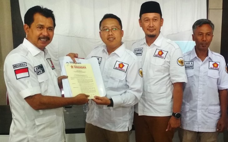 Sekretaris DPD Partai Gerindra Jawa Tengah Sriyanto Saputro (paling kiri), menyerahkan Surat Keputusan  pengangkatan ketua beserta susunan personalia pengurus  DPC Partai Gerindra Kabupaten Karanganyar kepada Adhe Eliana, Sabtu (24/9/2022).