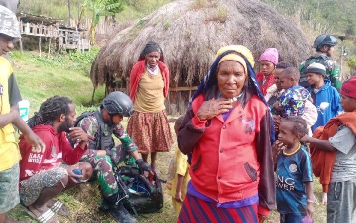 Tim Kesehatan Pos Makki Satgas Yonif Mekanis 203/AK saat Beri Pelayanan Kesehatan di Pegunungan Tengah Papua