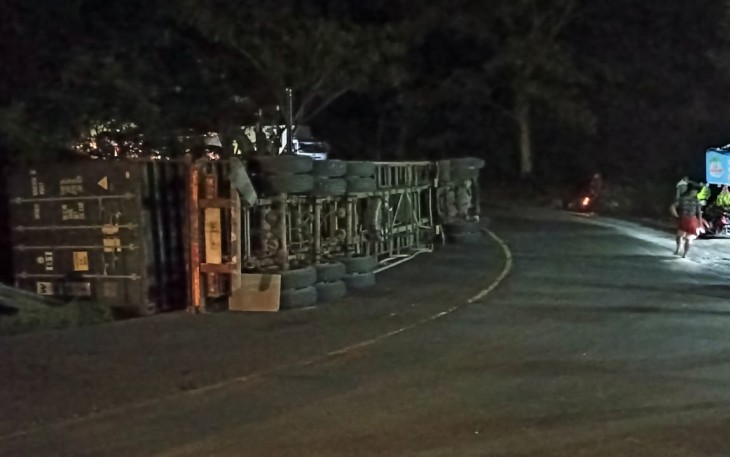 Truk Muat Triplek pasca Terguling di Tikungan Kalimalang 