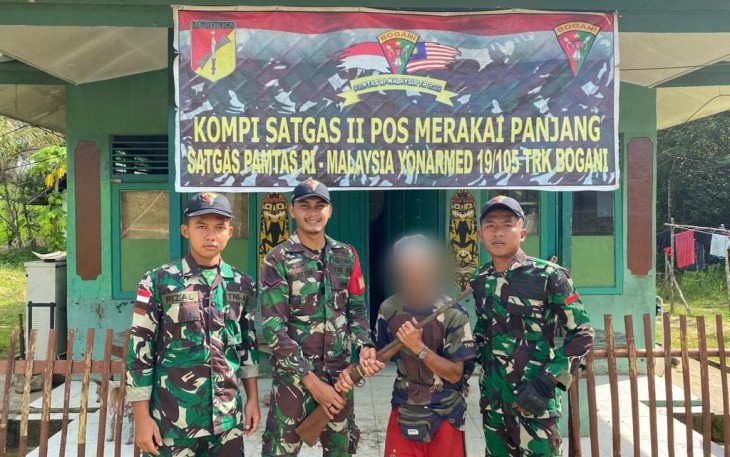 Warga Perbatasan saat Serahkan Senpi Rakitan ke Satgas Pamtas Yonarmed 19/105 Trk Bogani