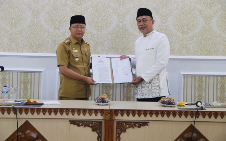 Gubernur Rohidin saat penyerahan SK Pengurus Masjid Raya Baitul Izzah Periode 2022-2025, di Gedung Daerah Balai Raya Semarak Bengkulu, Selasa (29/03).