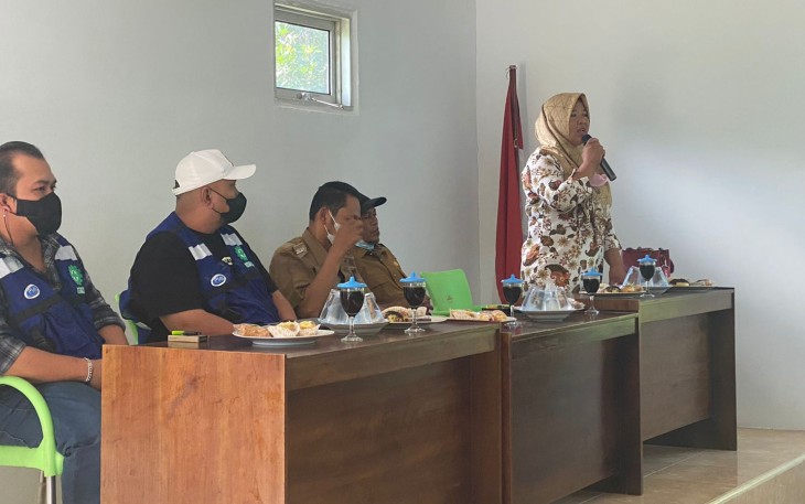 Musyawarah PT PMN dengan pemerintah Desa Gunung Selan di kantor Desa setempat, pada Selasa 8 Februari 2022.