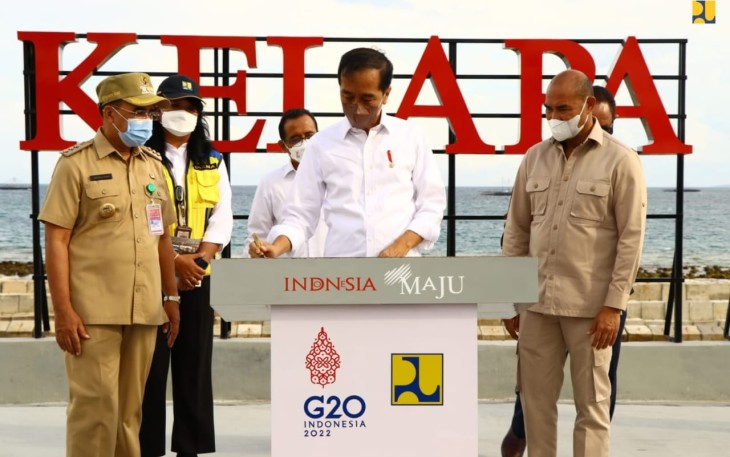 Presiden Joko Widodo (Jokowi) meresmikan penataan Kawasan Kota Kupang di Nusa Tenggara Timur, Kamis (24/3/2022).  