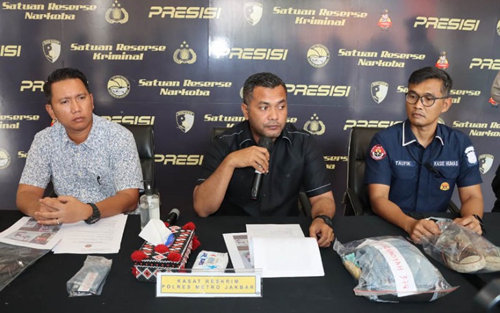Kasat Reskrim Polres Metro Jakarta Barat Kompol Haris Kurniawan saat konferensi pers.