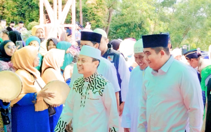 Bintan Roby Kurniawan SPWK bersama Ustaz Das’ad Latif saat memasuki Masjid Baitul Makmur.