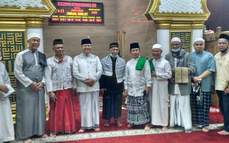 Gubernur Rohidin saat Tarawih Perdana