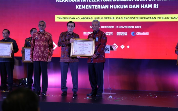 Kanwil Kemenkumham Banten saat terima penghargaan