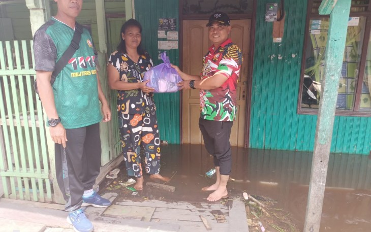 Danramil Pahandut saat Pantau Lokasi Banjir Serta Bagikan Sembako Kepada Warga yang Terdampak 