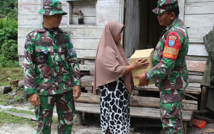 Aksi Sosial Babinsa Bersama Pelatih Rindam XII/Tpr Bagikan Sembako