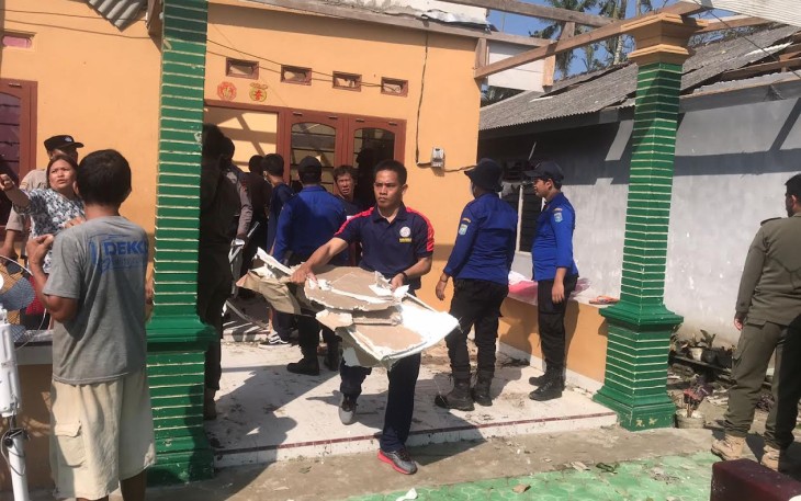 Bakamla RI saat bantu warga bersihkan puing-puing bangunan