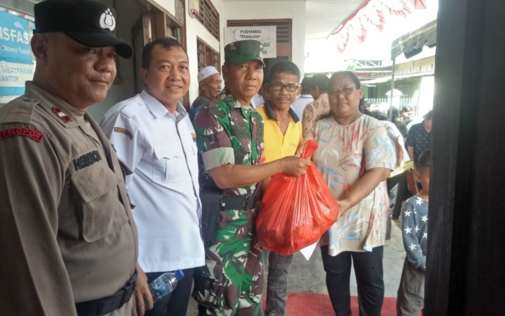 Danramil 1016-07/Tewah saat Dampingi Penyaluran Sembako Untuk Korban Banjir 