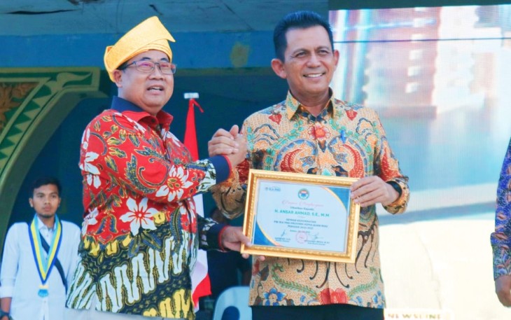 Gubernur Kepulauan Riau H. Ansar Ahmad usai melantik PW IKA PMII Provinsi Kepri Masa Khidmat 2022 -2027, di lapangan sepak bola Belakang Padang Kota Batam, Sabtu (30/7).