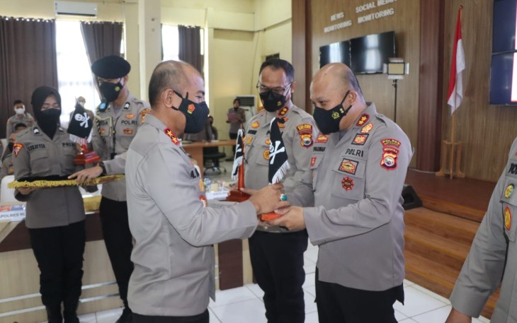 Kapolda Bengkulu saat Berikan Bendera Hitam Kepada 3 Polres