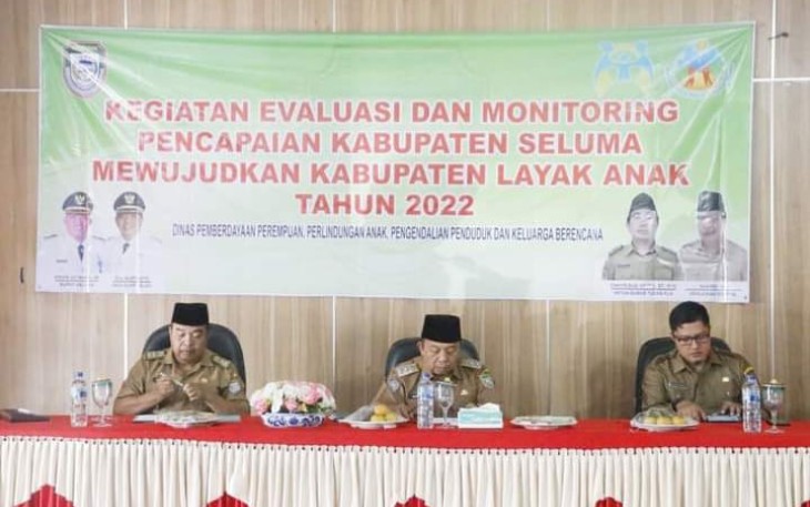 Wakil Bupati Seluma Drs. Gustianto saat membuka evaluasi dan monitoring pencapaian Kabupaten Seluma mewujudkan Kabupaten Layak Anak (KLA) tahun 2022, Selasa (27/12/2022) di Aula Bappeda.