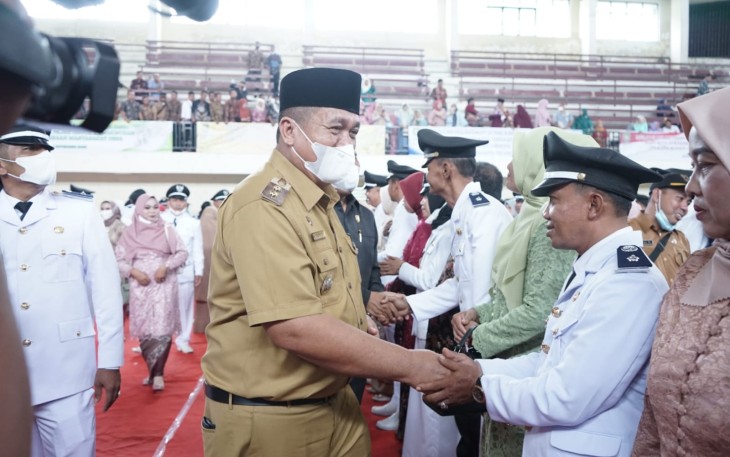 Bupati Asahan saat Lantik Kepala Desa Terpilih Hasil Pemilihan Kepala Desa Serentak Bergelombang Tahun 2022