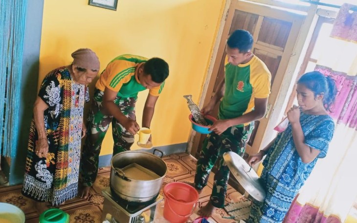 Prajurit Ajusta saat Ajarkan Warga Binaan Berwirausaha