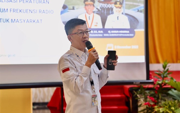Kadiskominfo Kepri Hasan, Sos mewakili Gubernur Kepri H. Ansar Ahmad, saat membuka Sosialisasi Peraturan Penggunaan Spektrum Frekuensi Radio di Ballroom Hotel CK, Tanjungpinang, Rabu (09/11).