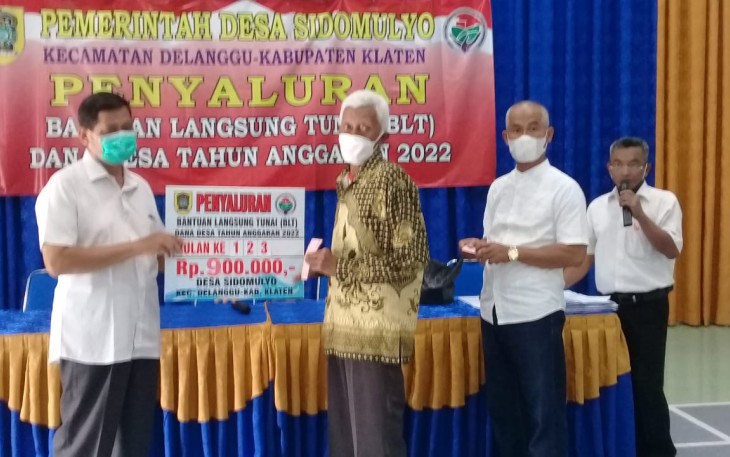 Penyaluran BLT DD 2022 di Desa Sidomulyo Kecamatan Delanggu, hari Rabu (30/03/2022).