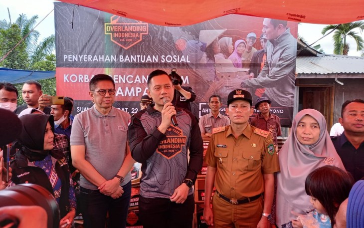 AHY saat mengunjungi masyarakat terdampak Gempa Bumi di Pasaman, Selasa (22/3/2022). 