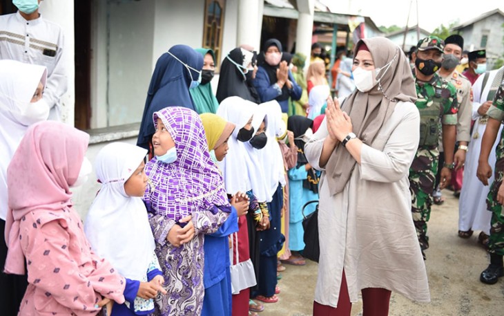 Hj Dewi Kumala Sari Ansar saat Silahturahmi dengan Warga Mantang 